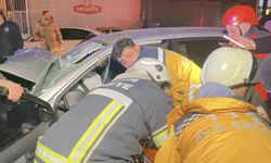 Çekici ile çarpışan otomobil hurdaya döndü: Ekipler yaralı sürücü için zamanla yarıştı
