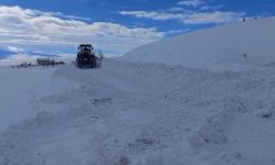 Cenaze aracı yolda kaldı, iş makineleri kapanan yolu açtı