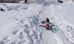 Çocuklar karın keyfini tepsi ve bidonlarla çıkardı