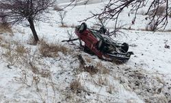 Çorum'da ağaca çarpan otomobil takla attı: 4 yaralı