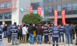 Çukurova Belediyesi'nde kriz: İşçiler alacakları için eylem yaptı