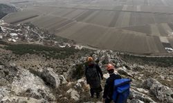 Dağda mahsur kalan keçi ekipler tarafından kurtarıldı