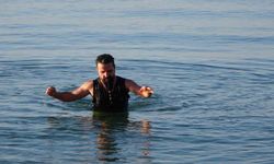 Dondurucu soğuğa meydan okudular: Van Gölü'nde eksi 9 derecede yüzme mesaisi