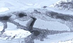 Dondurucu soğukların hakim olduğu Muş'ta Karasu Nehri buz tuttu