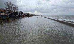 Edremit'te denizle kara birleşti, işletmeler sular altında kaldı