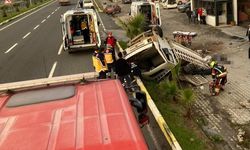 Edremit'te kamyonet bariyerlere girdi: 2 ölü, 1 yaralı