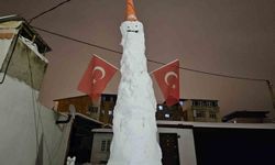 Elazığ'da dev kardan adam görenleri hayrete düşürdü