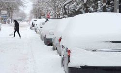 Elazığ'da kar kalınlığı 20 santimetreyi buldu, araçlar görünmez hale geldi