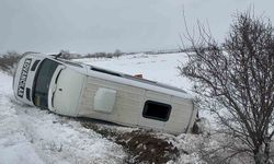 Elazığ'da minibüs şarampole devrildi: 9 yaralı