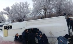 Elbistan-Çoğulhan karayolunda işçi servisi devrildi