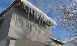 Erciş'te buz sarkıtları tehlike saçıyor