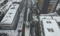 Esenyurt'ta kar yağışı etkili oluyor, beyaza bürünen bölge havadan görüntülendi