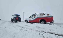 Evde doğum yapan anne ve bebeği, saatler süren çalışmanın ardından kurtarıldı