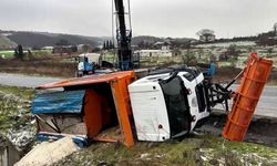 Eyyüpsultan'da kar küreme aracı buzlu yolda devrildi: 1 yaralı