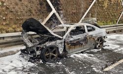 Fatih'te otomobil yol ortasında alevlere teslim oldu