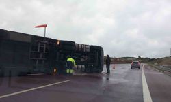 Fırtına otobanda tırı devirdi, sürücü kendi imkanlarıyla böyle çıktı