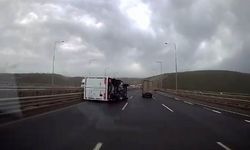 Fırtınada seyir halindeki kamyonet devrildi