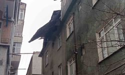 Fırtınanın etkisiyle uçan çatı paniğe yol açtı