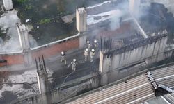 Gaziosmanpaşa'da işyerinde yangın çıktı, itfaiye ekipleri duvarı balyozla kırarak yangına müdahale etti