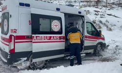 Gercüş'te kar nedeniyle kapanan yolda mahsur kalan ambulans kurtarıldı