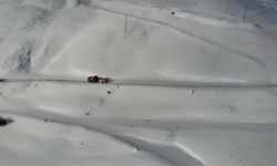 Gümüşhane'de kapanan köy yollarında kar mesaisi aralıksız sürüyor