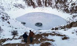 Güneşin konumuna göre renk değiştiren Kızılçan Gölü dondu