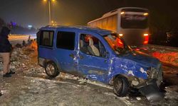 Hafif ticari araç, direğe çarpıp karşı şeride geçti: 4 yaralı