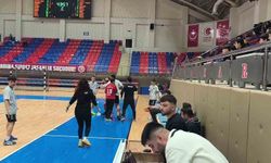 Hakeme saldırmaya çalıştı sahadan güvenlikle çıkartıldı