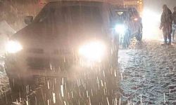 Hakkari'de çığ düştü: Çok sayıda araç yolda mahsur kaldı