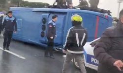 Hasdal yolu Kemerburgaz istikametinde cezaevi aracı devrildi. İhbar sonrası bölgeye çok sayıda ekip sevk edildi.