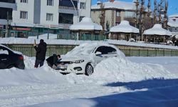 Hasköy'de araçlar kar altında kayboldu