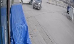 Hızını alamayan araç kavşakta başka bir araca çarptı