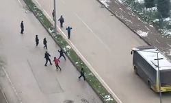 İnegöl'de kar topu gerginliği: Otobüs şoförü çocukları sopayla kovaladı