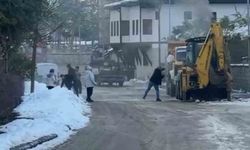 İş makinesinde çıkan yangını karla söndürmeye çalıştılar