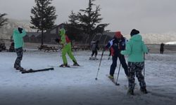 Isparta Davraz'da suni karla kayak keyfi devam ediyor