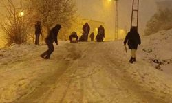 İstanbul'da kar sonrası sokaklar oyun alanına döndü