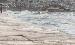 İstanbul'da lodos nedeniyle deniz seferleri iptal edildi