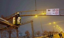 Kamyonun çarptığı trafik levhası itfaiye ekiplerince düzeltildi