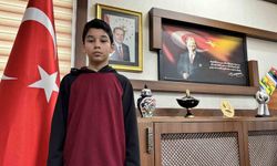 Kar altında İstiklal Marşı'na eşlik eden Türkmen öğrenci ödüllendirildi