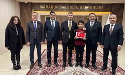 Kar altında İstiklal Marşını okuyan öğrenciye Başkan Çetinkaya da kayıtsız kalmadı