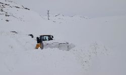 Kar kalınlığı iş makinelerinin boyunu aştı, çalışmalar durmadı