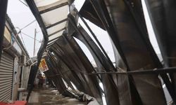 Kar kütlesini taşıyamayan plastik çatının yerle bir olmasıyla korku dolu anlar yaşadılar