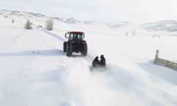 Kar yağışını fırsata çevirdiler, traktörün arkasında kayarak eğlendiler