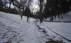 Kar yağışını fırsata çeviren Ankaralılar parklara akın etti