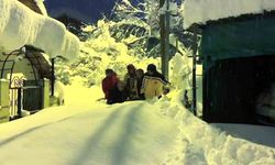 Karabük'te 80 santimetre karı aşıp yaşlı kadını taşıdılar