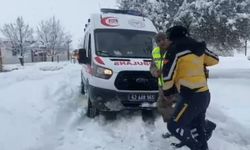 Karla kapanan köy yolunda zamanla yarış: Hasta sağlık ekiplerine ulaştırıldı