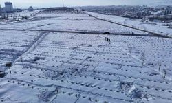 Karla kaplanan mezarda yakınlarının kabirlerini bulmakta zorlandılar
