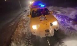 Karlı yolda mahsur kalan ekiplerin yardımına köylüler yetişti