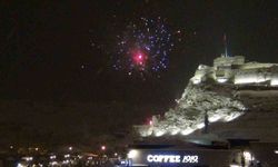 Kars'ta yeni yıl coşkusu: Lapa lapa kar altında halay