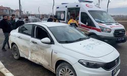 Kavşakta 2 otomobil çarpıştı: 1 yaralı